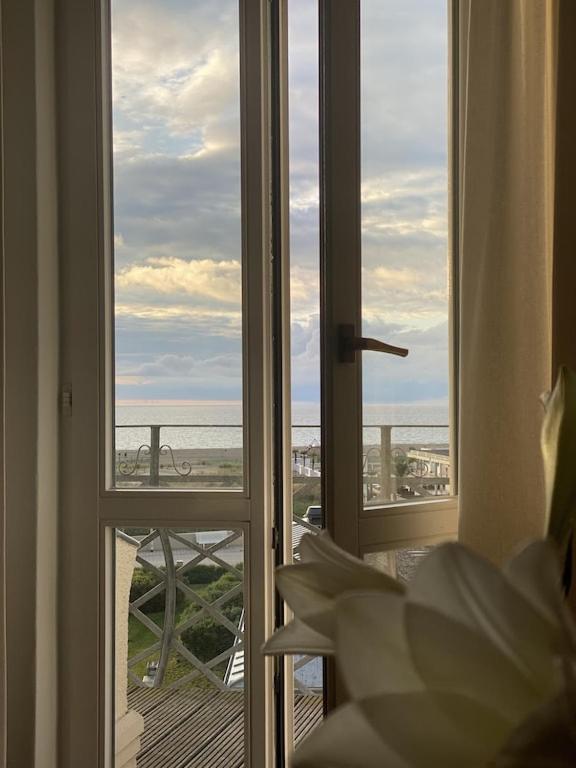 Villa Seeblick Warnemuende - Fewo Mit Meerblick Und Balkon Direkt Am Strand Fuer 2-4 Pers Rostock Exterior foto